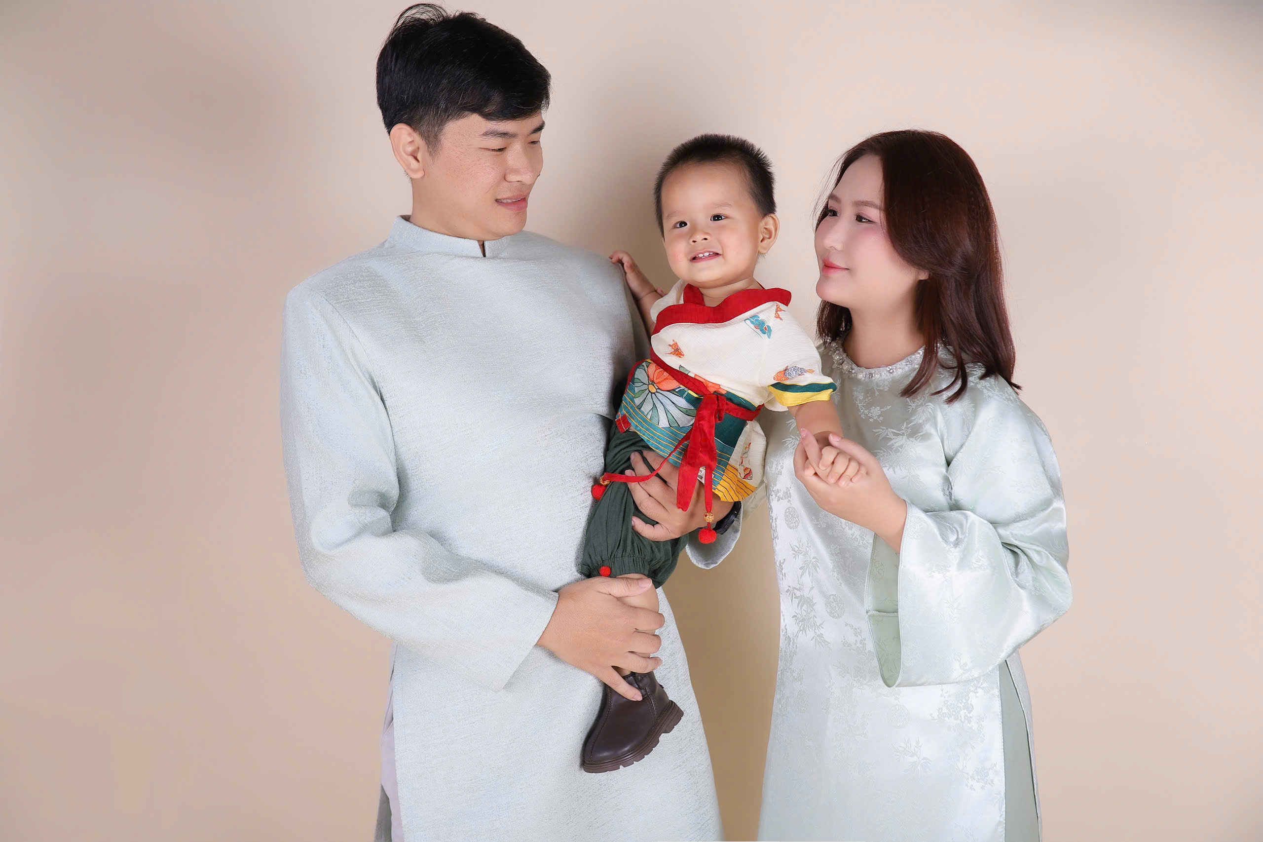 Bé yêu trong buổi tiệc